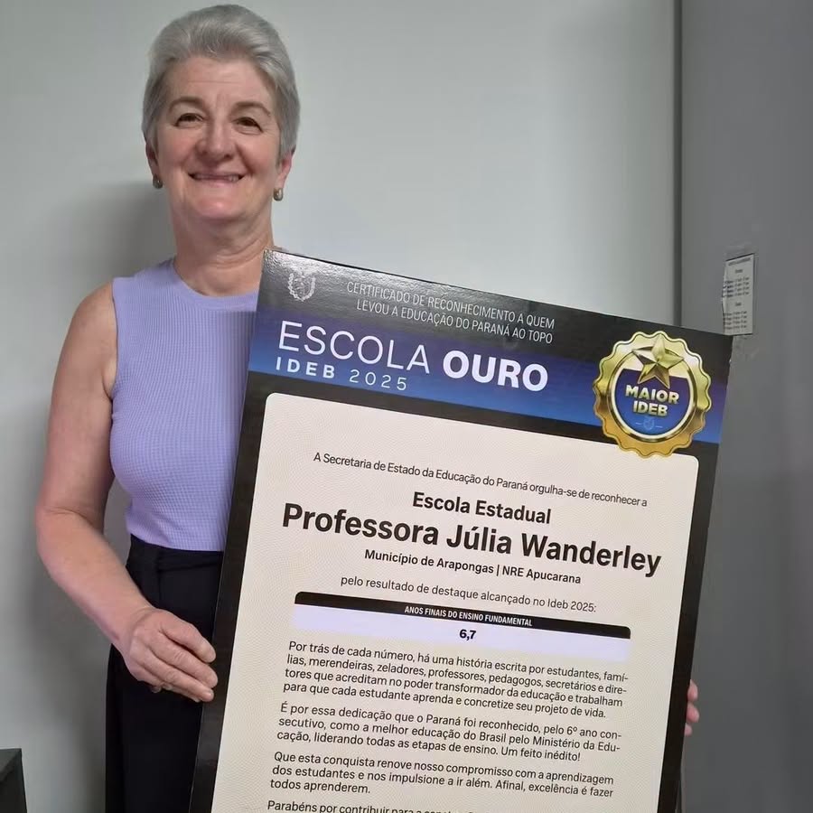 DIRETORA DE ESCOLA RECEBE PRÊMIO "ESCOLA OURO" EM ARAPONGAS